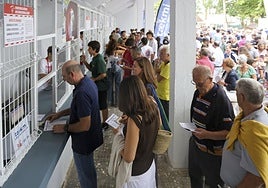 El público se acerca a las ventanillas para realizar sus apuestas como es tradición en el concurso gijonés entre prueba y prueba.