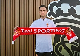 Sergio Nieto posa con la bufanda del club.