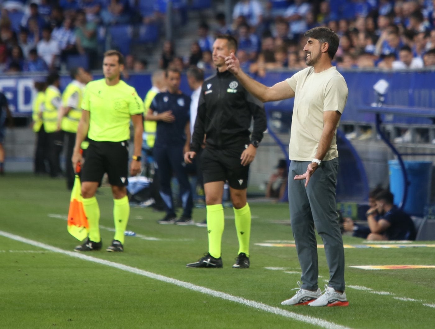 Paunovic protesta una acción durante el partido.