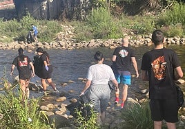Algunos de los participantes accediendo al río por la zona del puente de La Chalana.