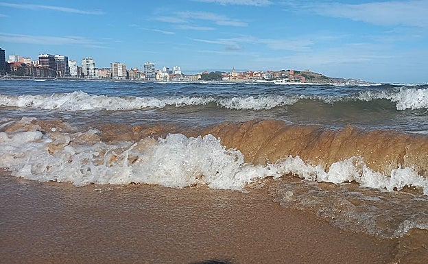 Oleaje en San Lorenzo este sábado.