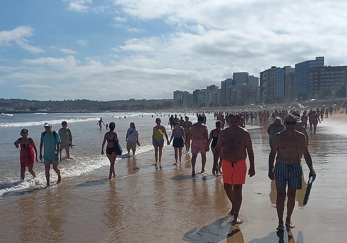 Playa de San Lorenzo de Gijón este sábado al mediodía, con 27 grados ambiente y 19,7 en la mar.