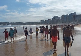 Playa de San Lorenzo de Gijón este sábado al mediodía, con 27 grados ambiente y 19,7 en la mar.