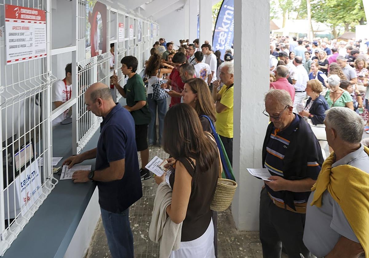 El público se acerca a las ventanillas para realizar sus apuestas como es tradición en el concurso gijonés entre prueba y prueba.