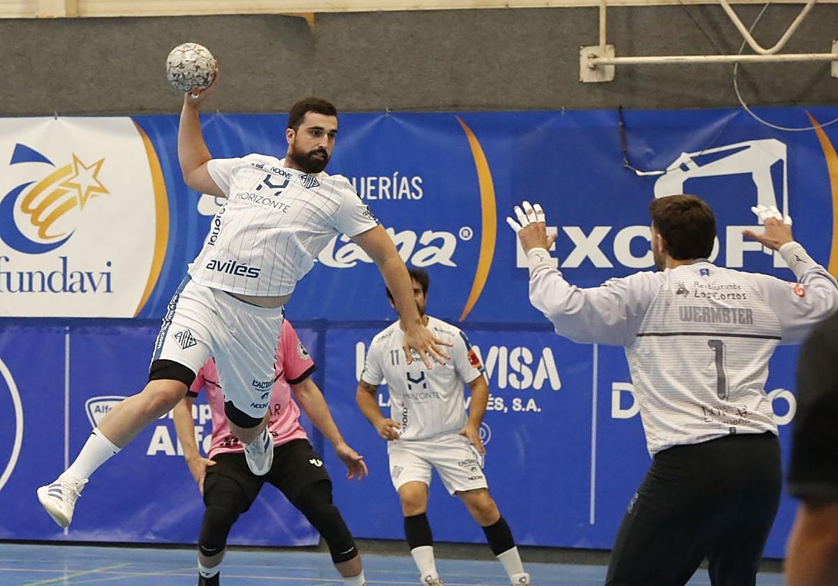 Ardisana, primera línea del Horizonte Atlética, realiza un lanzamiento.