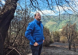Adrián Barbón, durante su visita a Villamayor para conocer el daño de los fuegos..