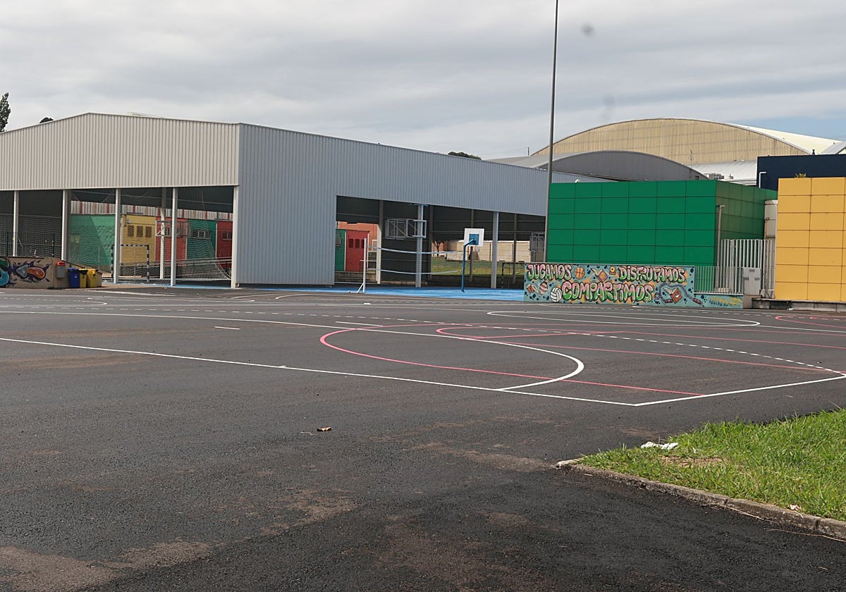 Una de las obras que se llevó a cabo es la sustitución de la cubierta del polideportivo del CEIP El Quirinal.