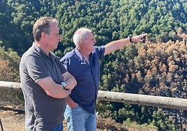 El alcalde de Caso, Miguel Ángel Fernández, muestra al consejero de Medio Rural y Política Agraria, Marcelino Marcos, la zona quemada en el concejo.