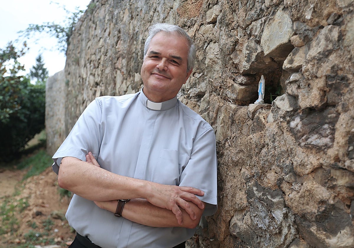 José Juan Hernández Deniz posa al lado de la Virgen de Lourdes.