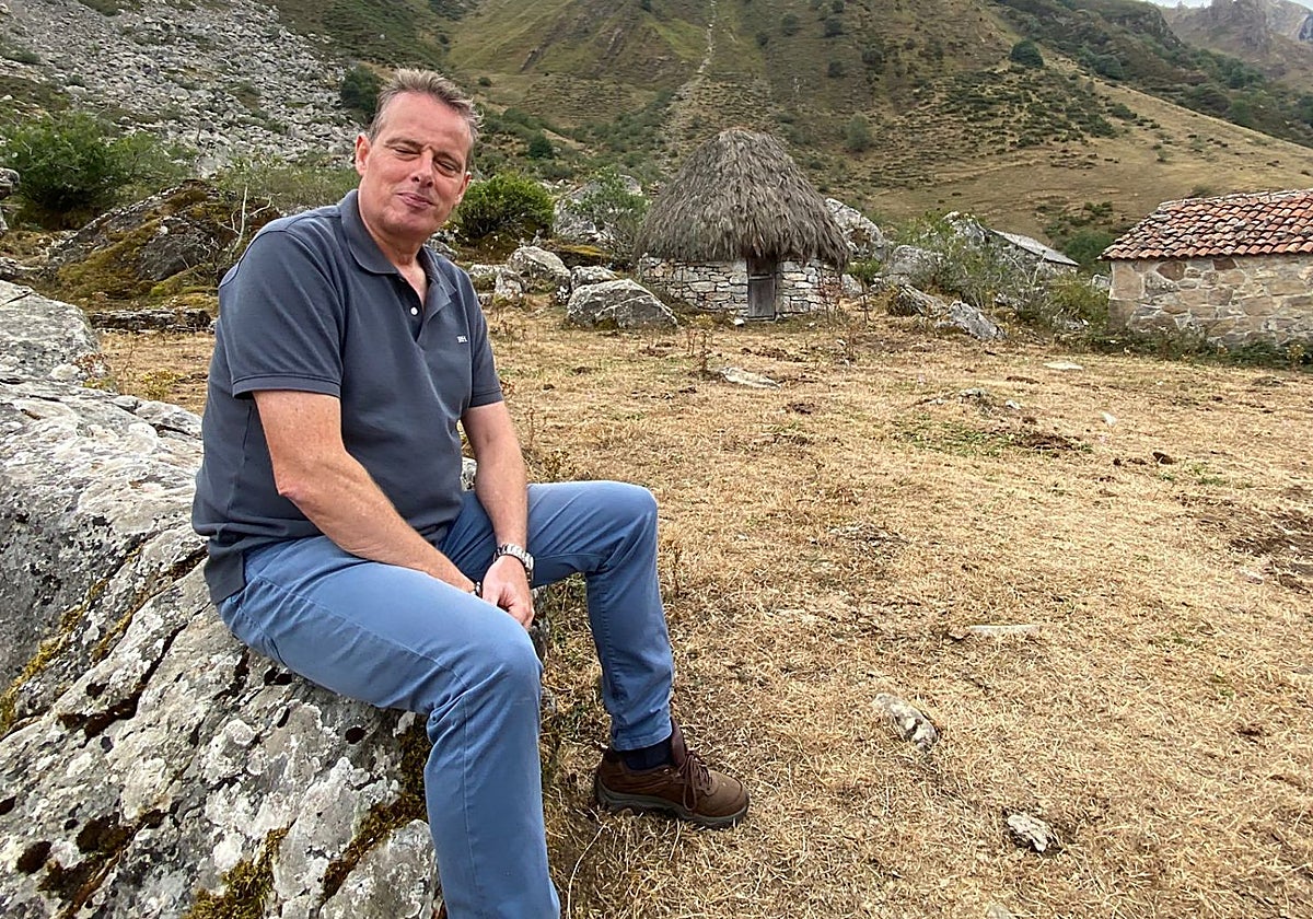 Marcelino Marcos Líndez, en la Braña Viecha de La Pornacal, en Somiedo.