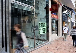 Cada vez se pueden ver más locales vacíos en muchas ciudades, como este de una céntrica calle de Oviedo.