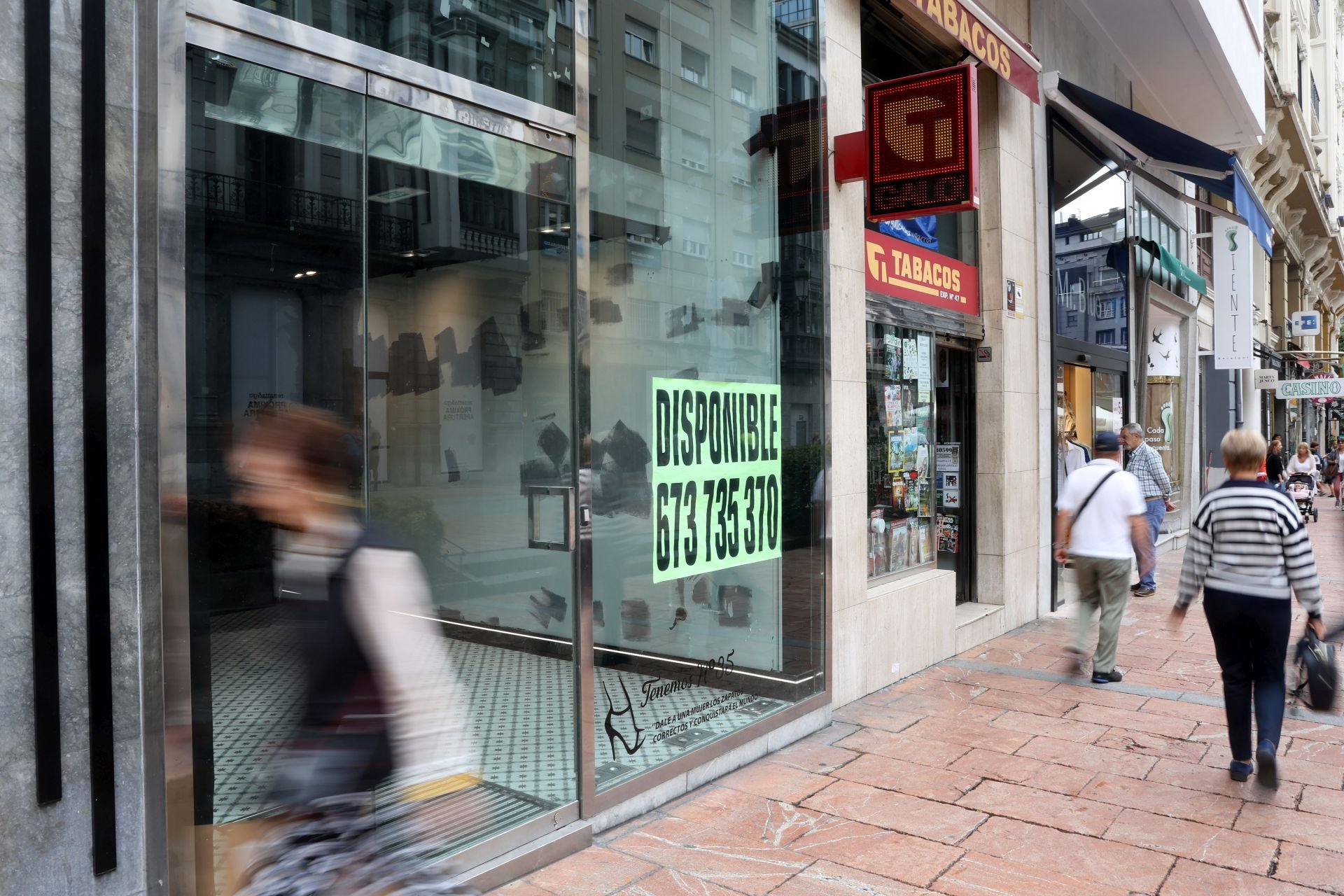 Cada vez se pueden ver más locales vacíos en muchas ciudades, como este de una céntrica calle de Oviedo.