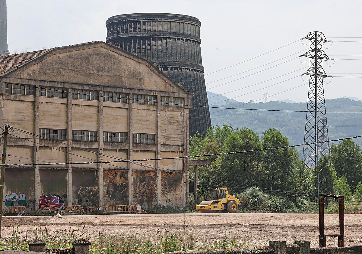 Labores de limpieza en la zona de los edificios que serán demolidos, menos el gran refrigerante.
