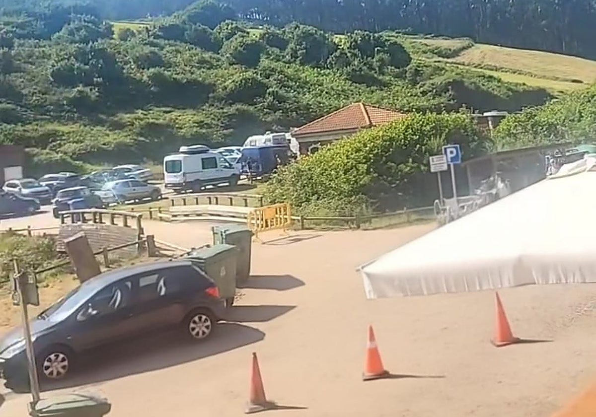 Vehículos aparcados en la playa de Xivares.