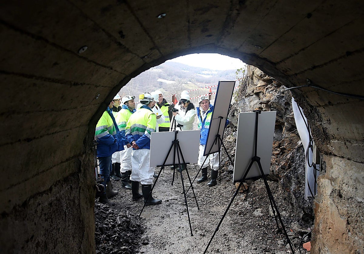 Técnicos reunidos a la puerta de unos de los túneles de acceso al canal del Aramo.