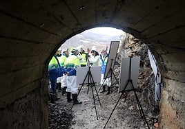 Técnicos reunidos a la puerta de unos de los túneles de acceso al canal del Aramo.