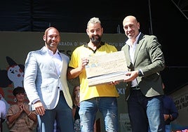 Jesús Martínez Salvador y Oliver Suárez entregaron el premio a Diego Agüera, en el centro.