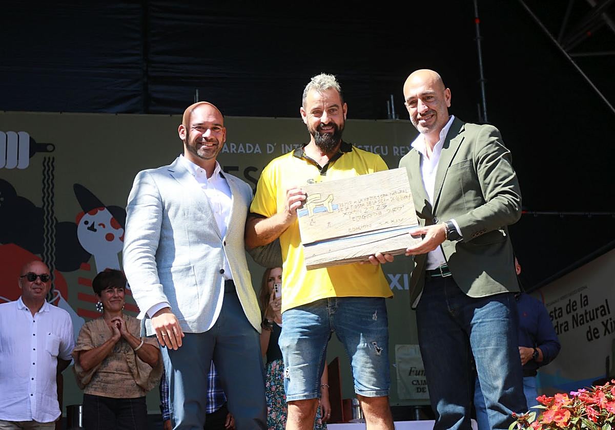 Jesús Martínez Salvador y Oliver Suárez entregaron el premio a Diego Agüera, en el centro.