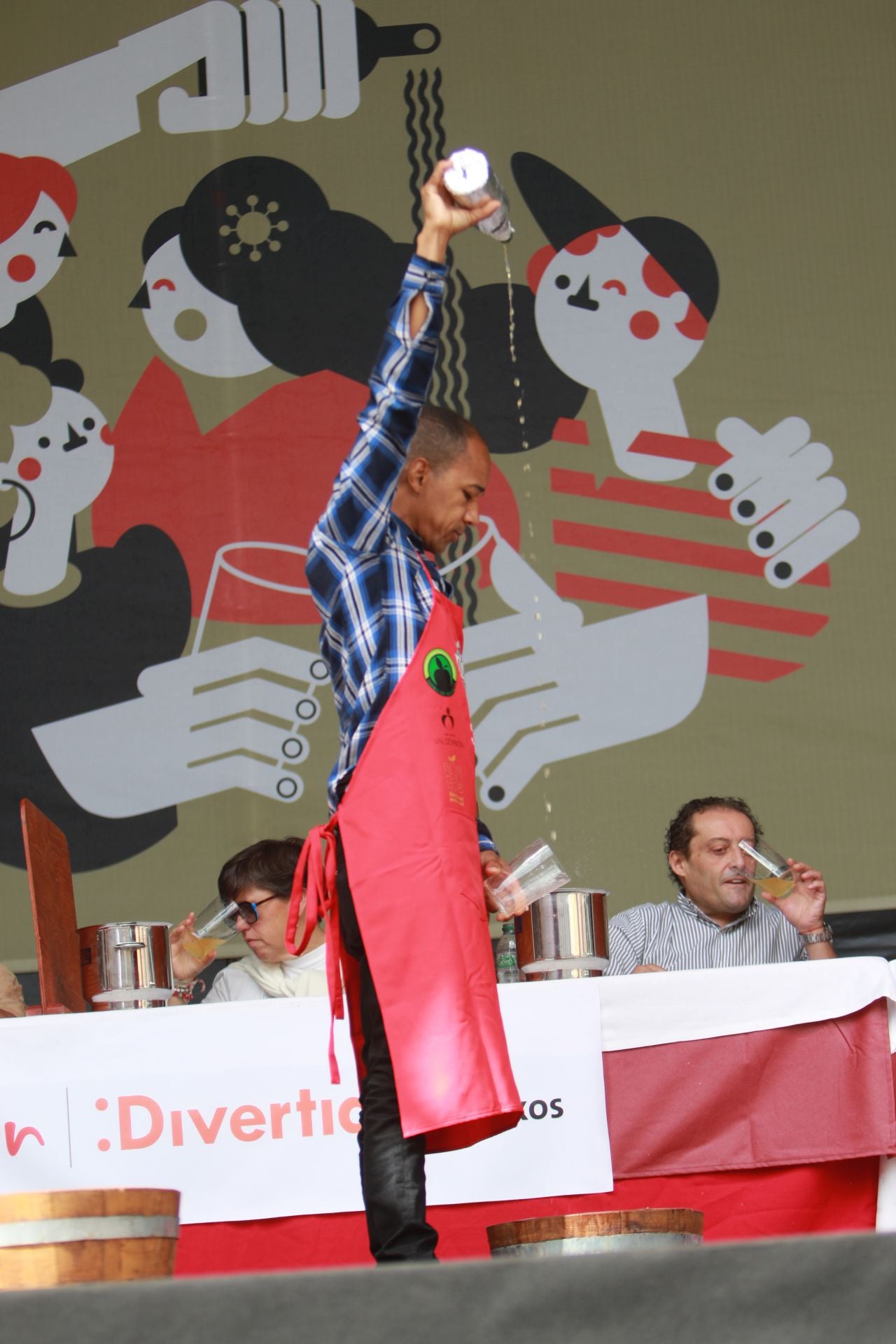 La XXXIV Fiesta de la Sidra Natural de Gijón se despide entre galardones y multitudes