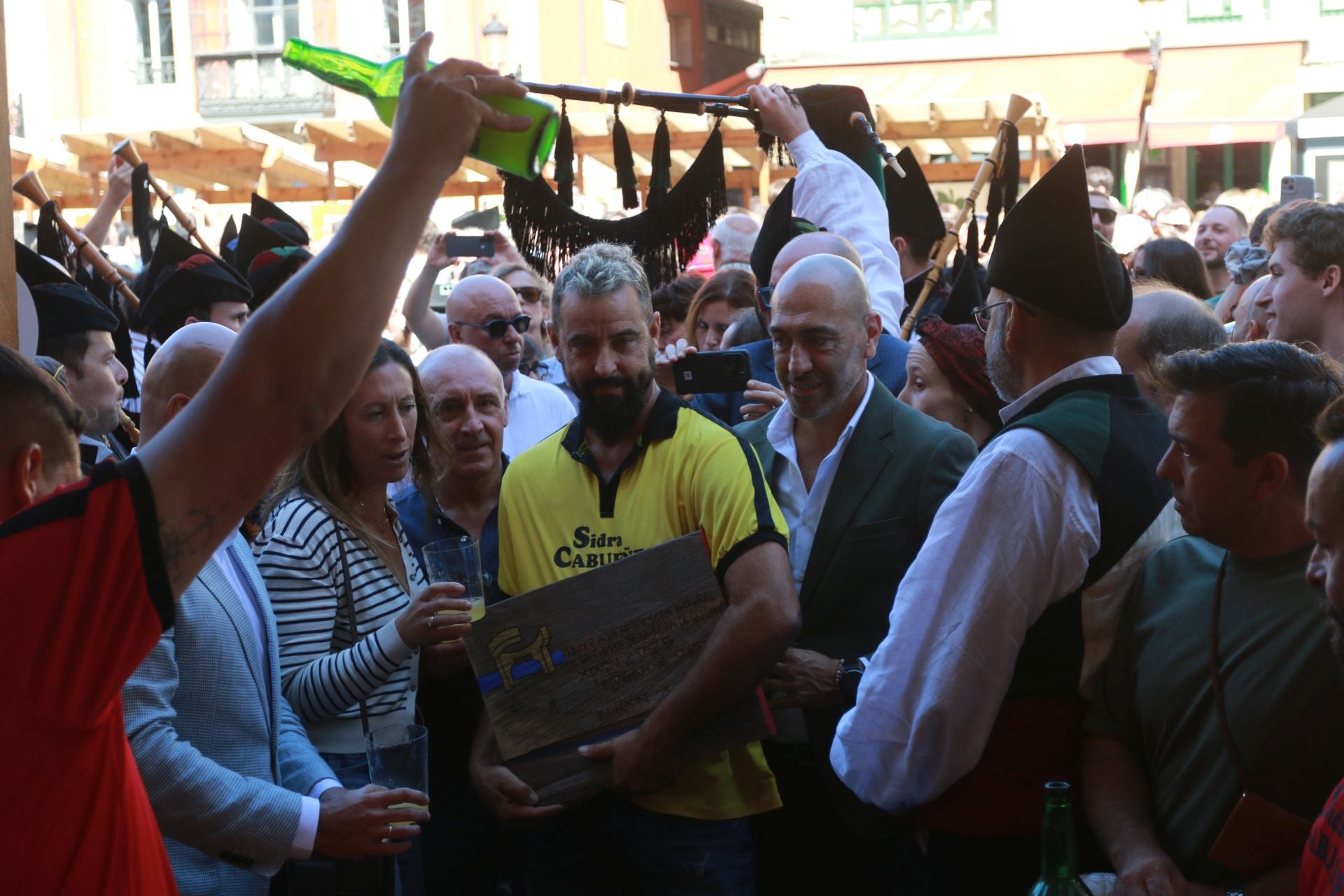 La XXXIV Fiesta de la Sidra Natural de Gijón se despide entre galardones y multitudes