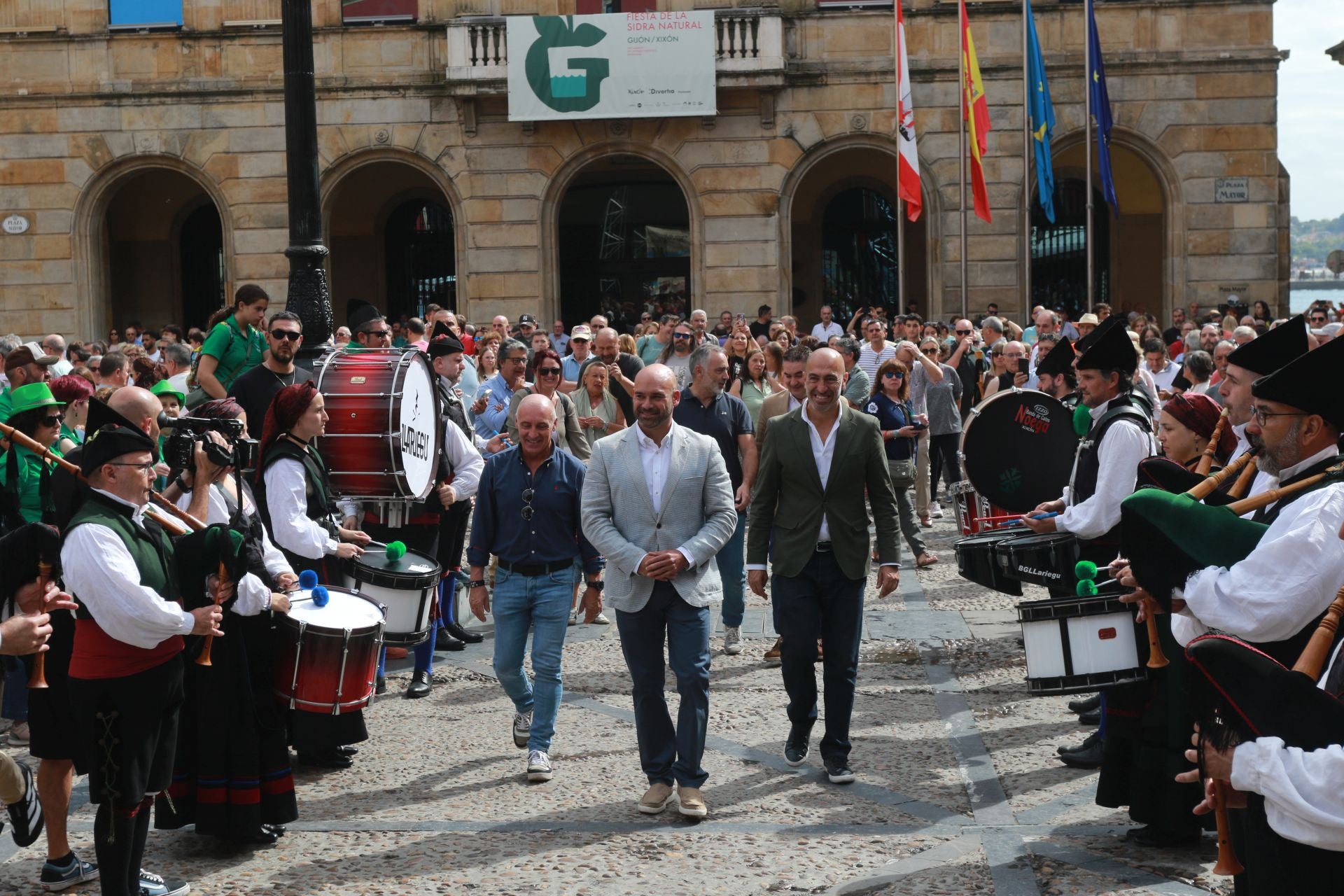 La XXXIV Fiesta de la Sidra Natural de Gijón se despide entre galardones y multitudes