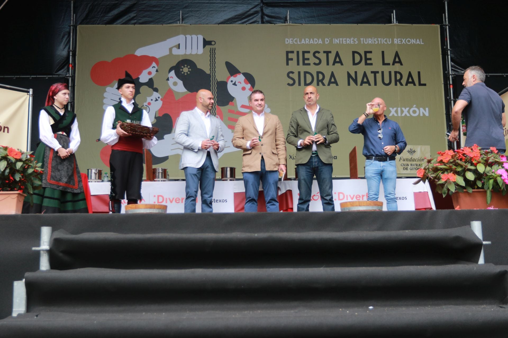 La XXXIV Fiesta de la Sidra Natural de Gijón se despide entre galardones y multitudes