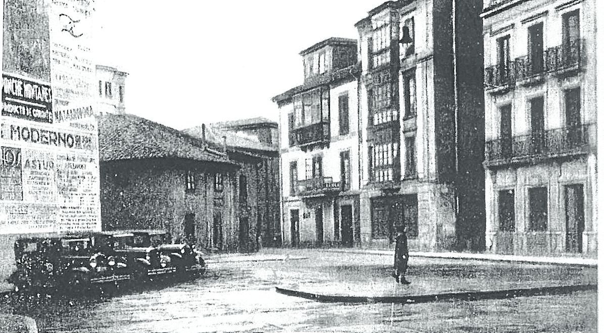 La Plaza de Italia, recién urbanizada y con la parada de taxis en 1939.