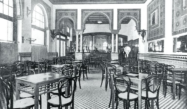 El bar cervecería La Alhambra, en 1924 que luego sería El Príncipe, en la esquina a San Antonio.