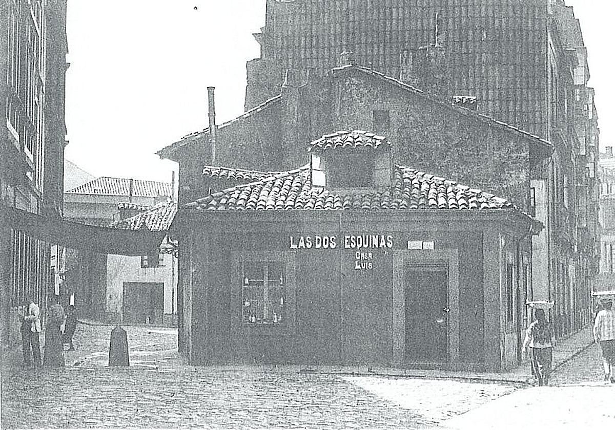 Bar Las Dos Esquinas, en la calle Salustio Regueral, visto desde Los Cuatro Cantones (actual Plaza de Italia) en los años treinta.