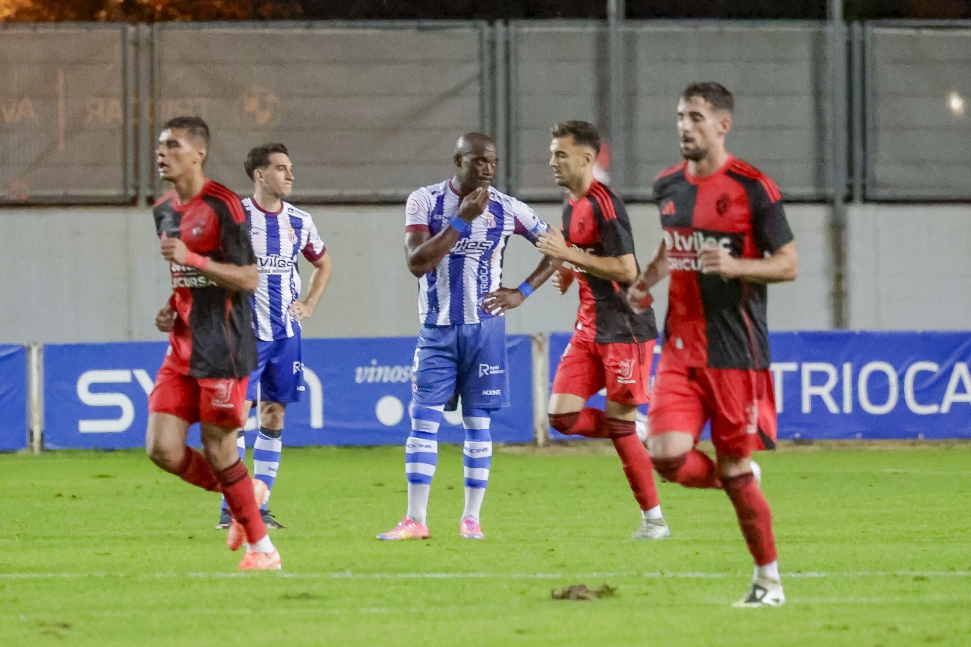 Las mejores jugadas del Real Avilés - Ponferradina en imágenes