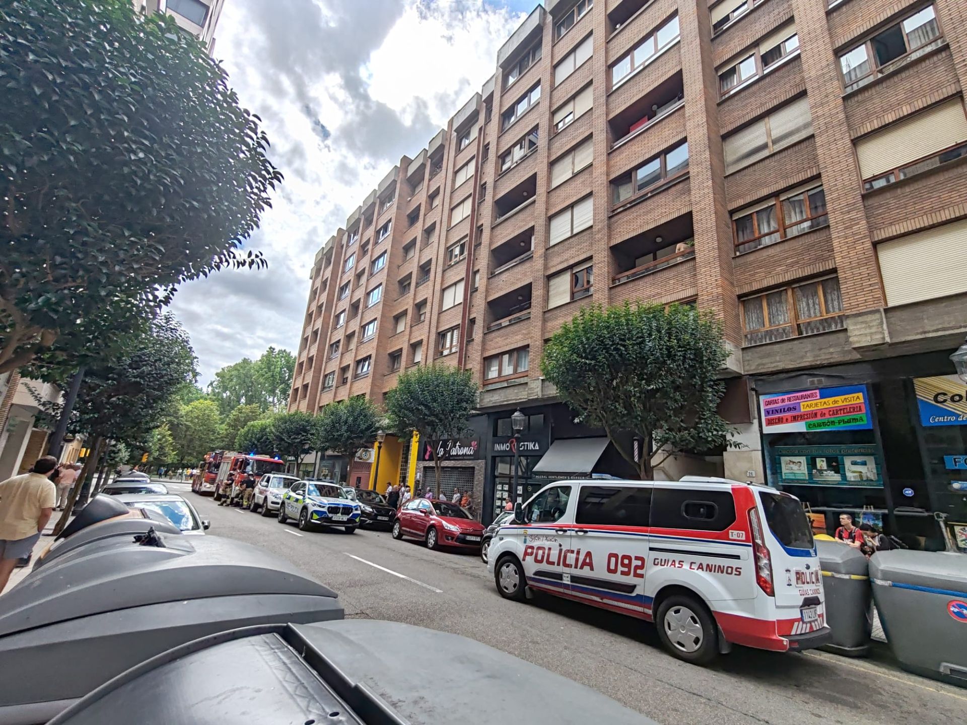 Dotaciones de bomberos y de la Policía Local, en el lugar donde ocurrieron los hechos.