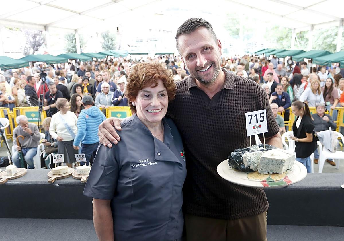 Encarnación Bada, de la quesería Ángel Díaz Herrero, y el hostelero Iván Suárez, de El Llagar de Colloto, con el Cabrales de los 37.000 euros.