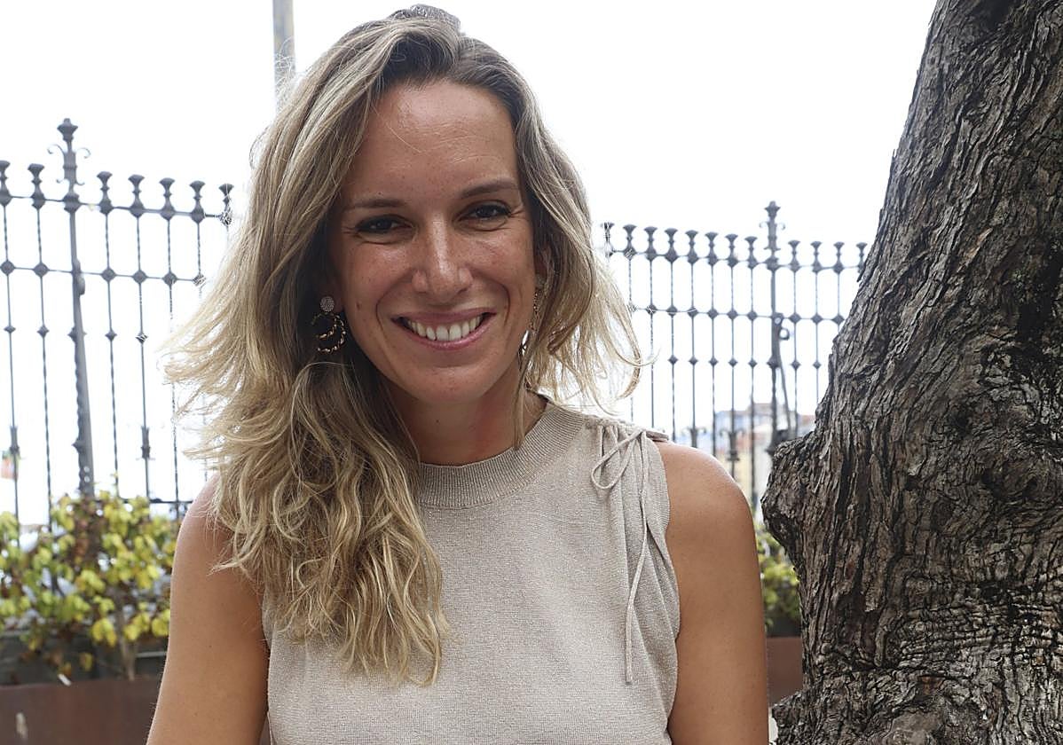 Alba Abiega con una botella de su vino Desde Zero.