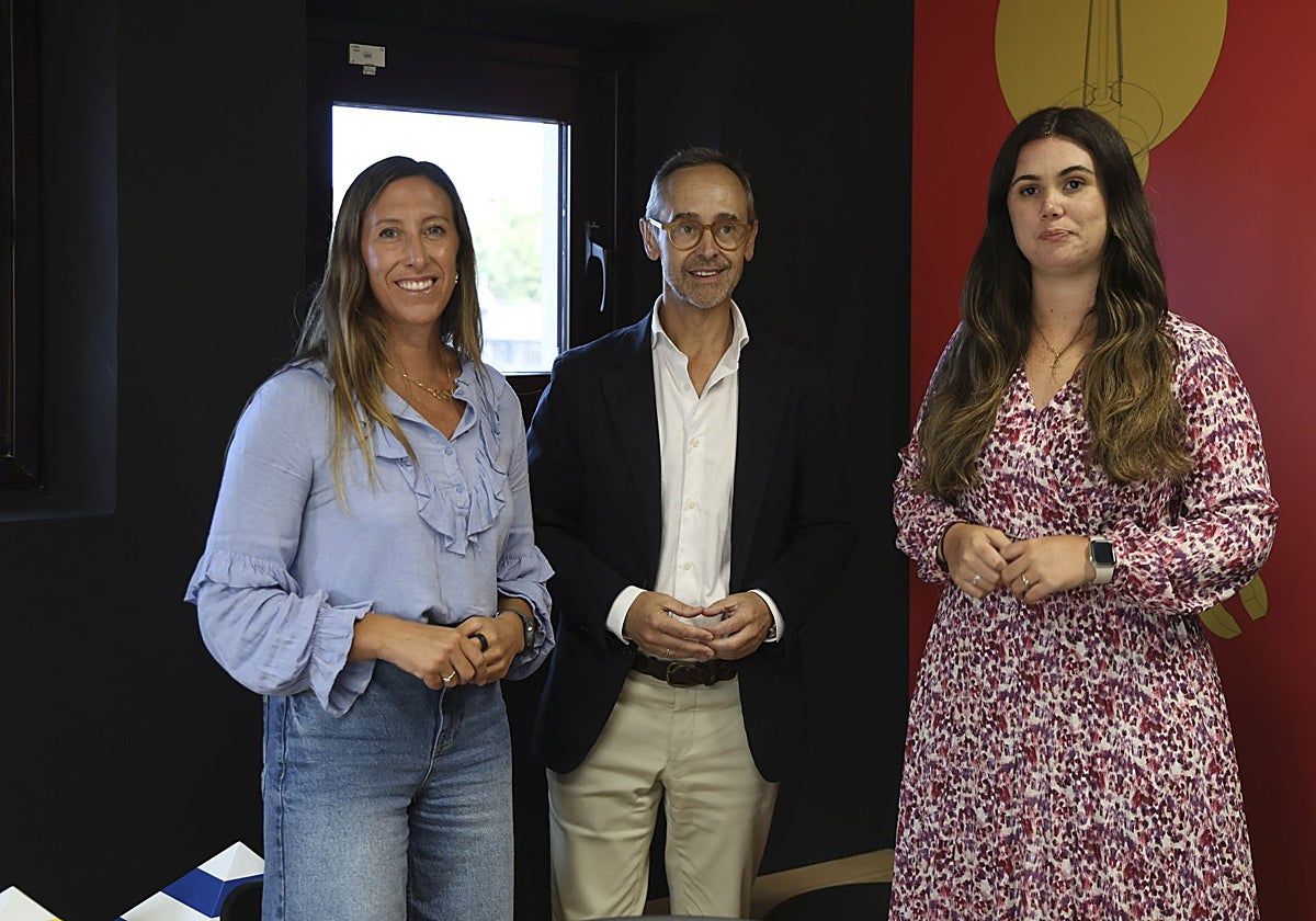 Pumariega, con Antonio Blanco y la directora local de Empleo, Carla Álvarez Sanjurjo.