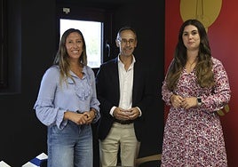 Pumariega, con Antonio Blanco y la directora local de Empleo, Carla Álvarez Sanjurjo.