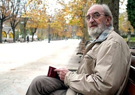 El poeta Ángel González.