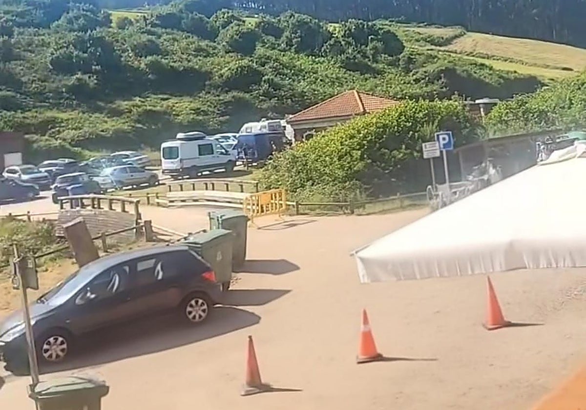 Vehículos aparcados en la playa de Xivares.