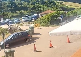 Vehículos aparcados en la playa de Xivares.