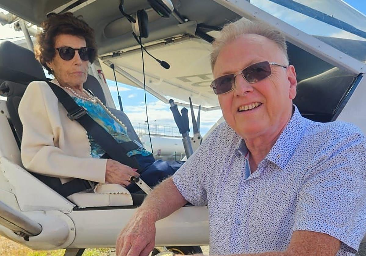 Josefina Cubillas y el piloto belga Philippe Foerster, en el aeródromo de La Morgal antes de iniciar el vuelo.