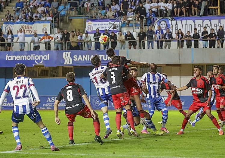Adri Gómez trata de rematar de cabeza en un balón parado.