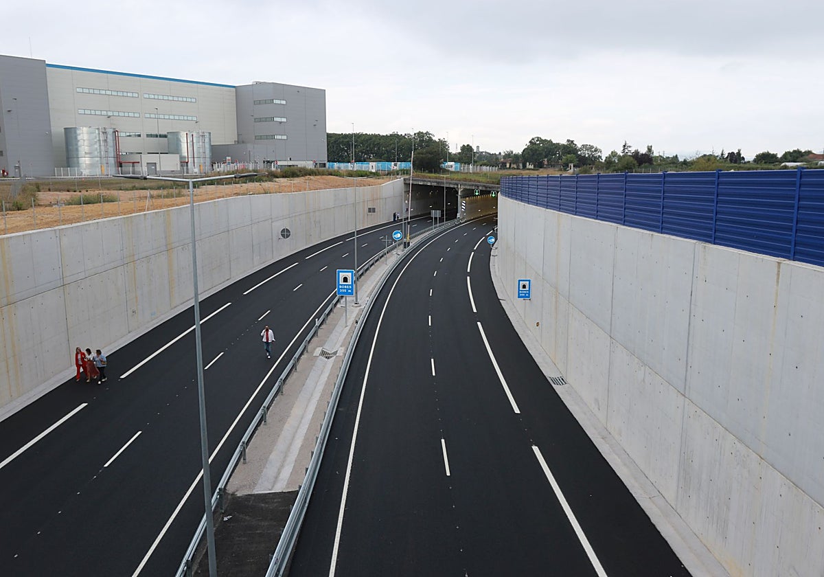 La autovía de Bobes, con la nave de Amazon al fondo