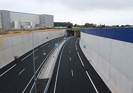 La autovía de Bobes, con la nave de Amazon al fondo