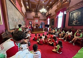 Firma del acuerdo de cesión de uso del edificio El Calieru entre el Club de Piraguas Villaviciosa-El Gaitero y el Ayuntamiento