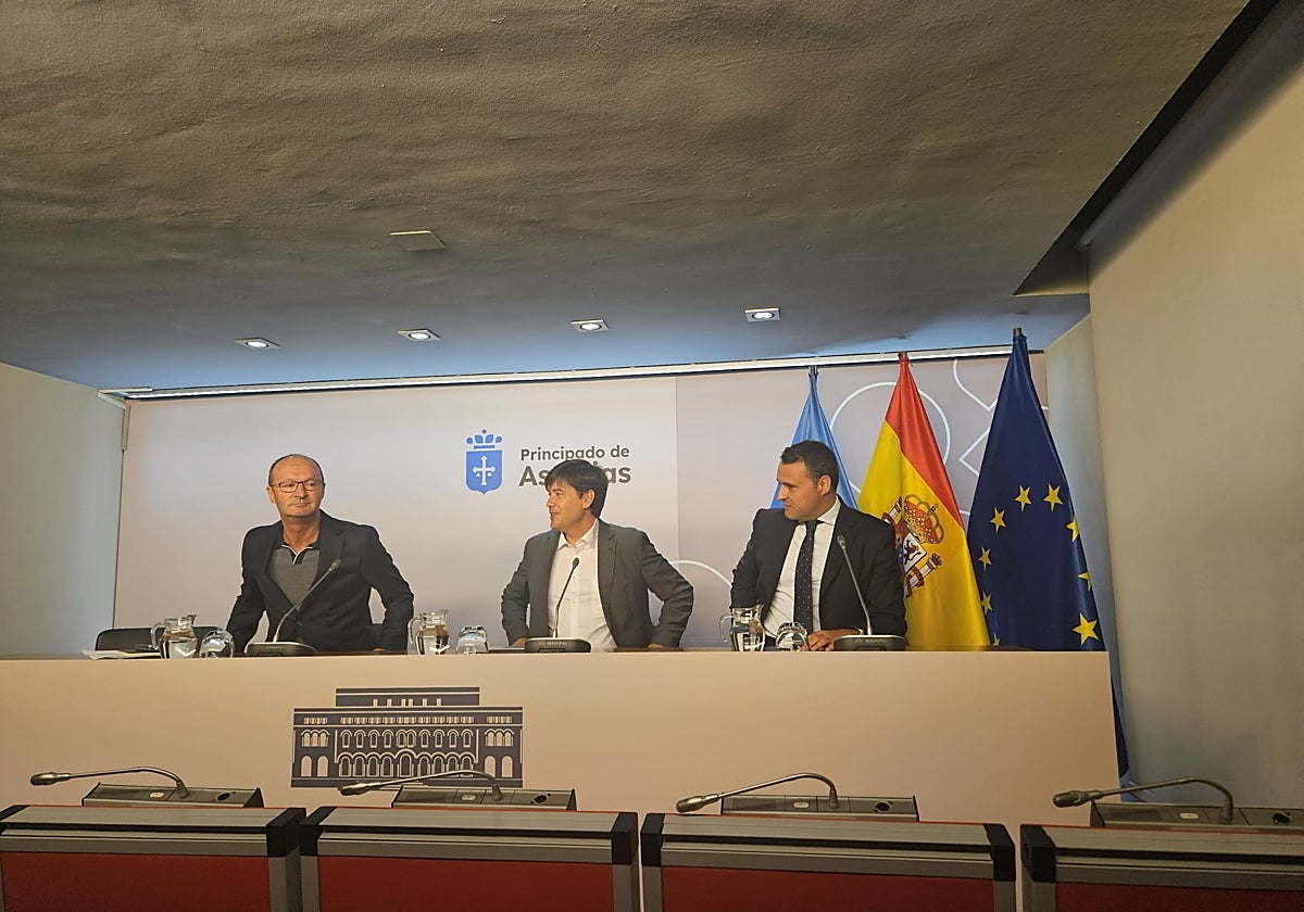 Javier Cuelli, Borja Sánchez y Guillermo Peláez, en Oviedo.
