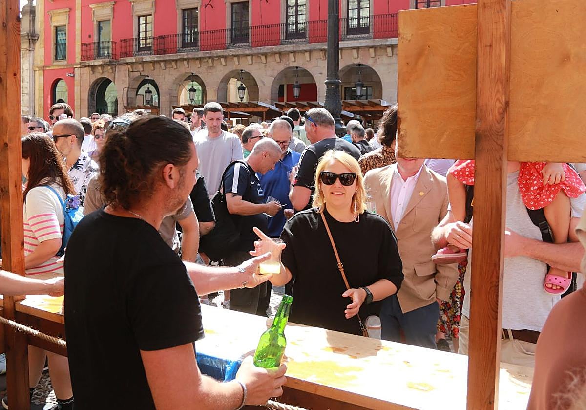 Cientos de personas disfrutaron de la sidra en Gijón.