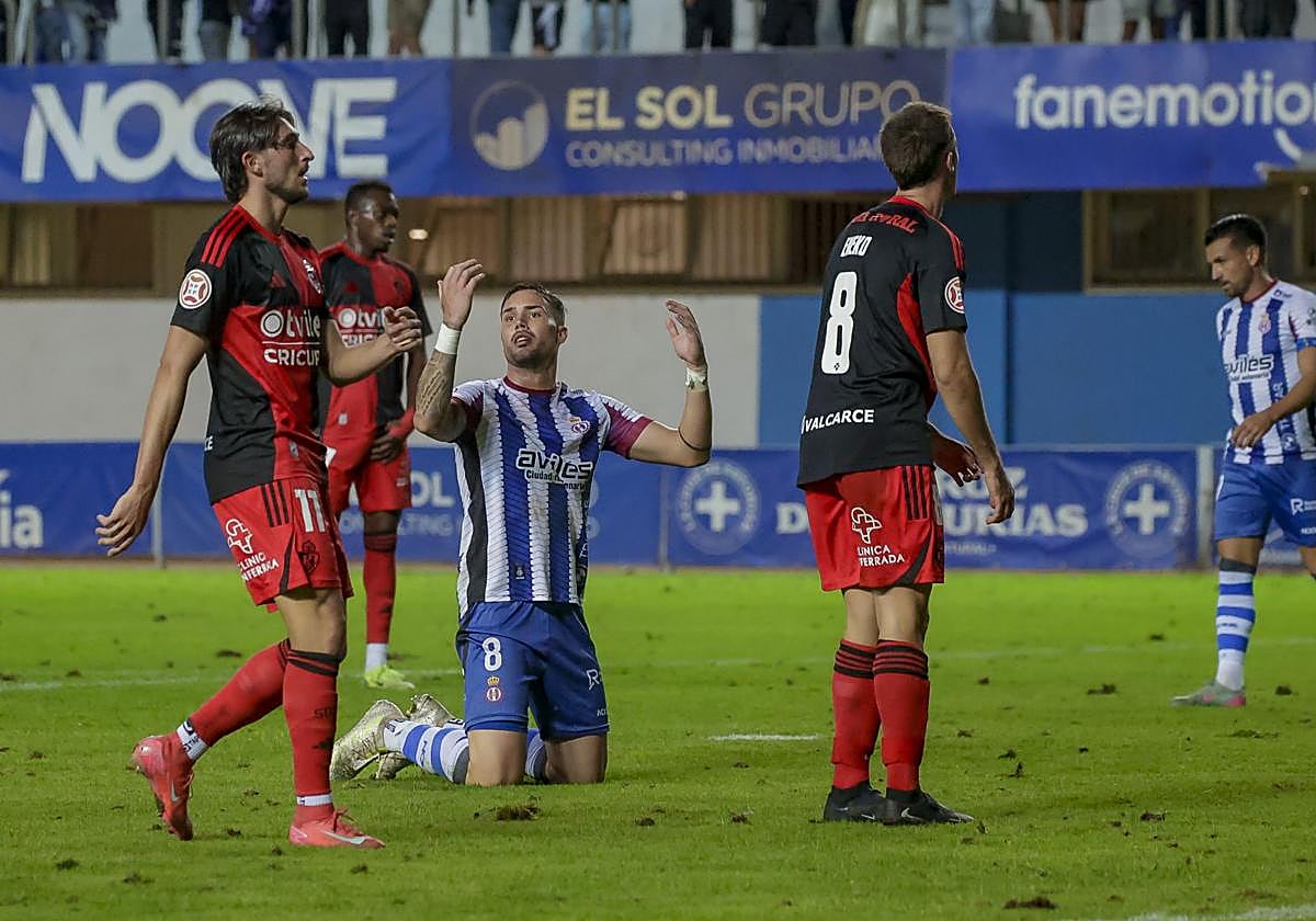 Kevin Bautista se lamenta de una ocasión fallada en el tramo final.