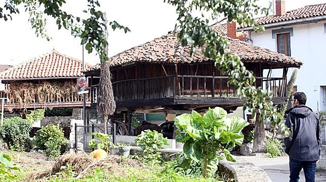 ¿En qué localidad que conserva uno de los mayores conjuntos de hórreos de Asturias está el Centro de Interpretación del Hórreo?