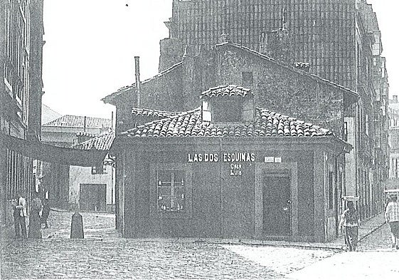 Bar Las Dos Esquinas, en la calle Salustio Regueral, visto desde Los Cuatro Cantones (actual Plaza de Italia) en los años treinta.