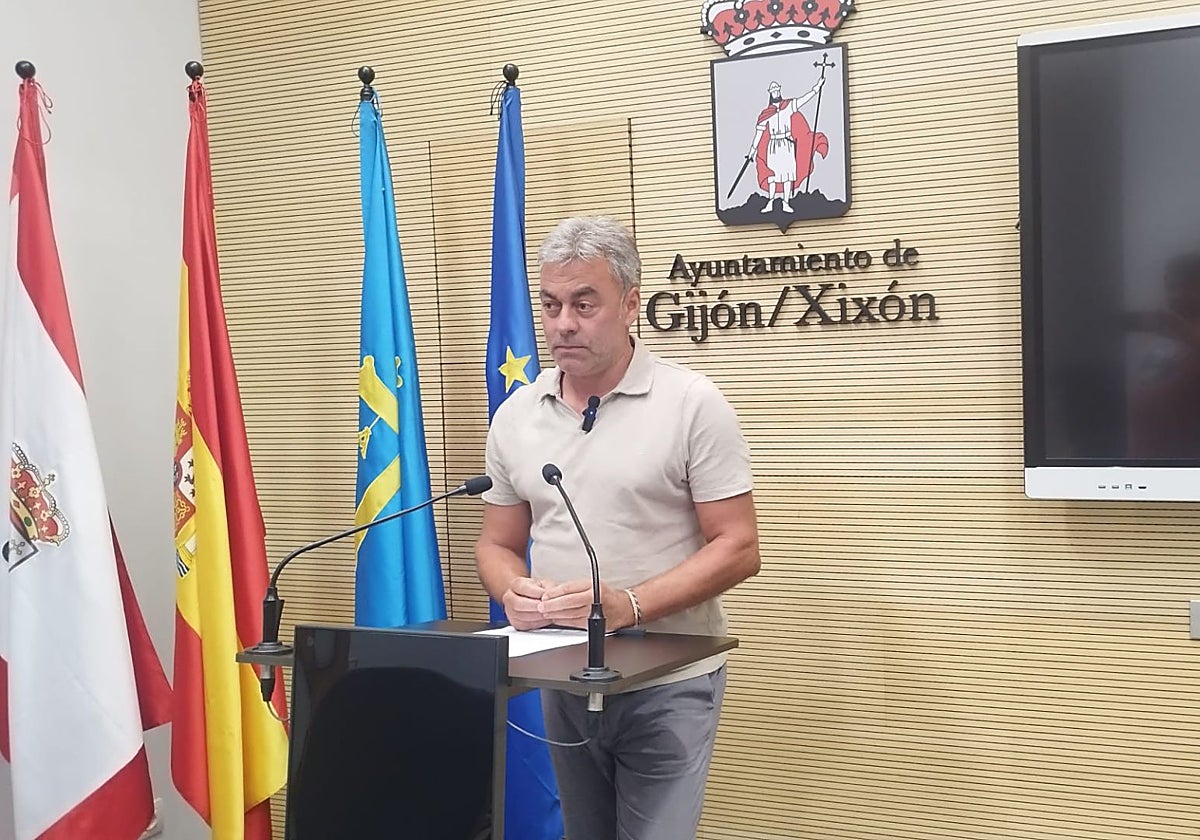 El concejal socialista José Ramón Tuero, en el Ayuntamiento de Gijón.