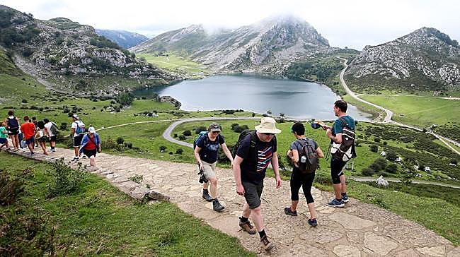 ¿Cómo se llaman los dos lagos de Covadonga?